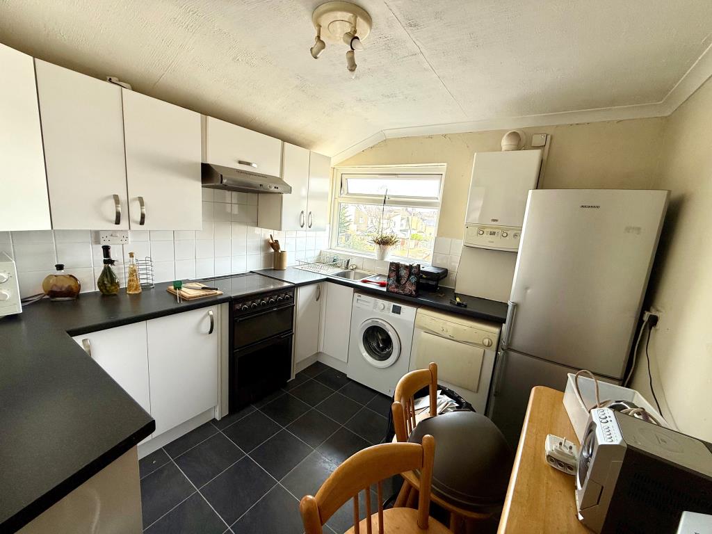Lot: 107 - VACANT PROPERTY ARRANGED AS TWO FLATS - First floor kitchen